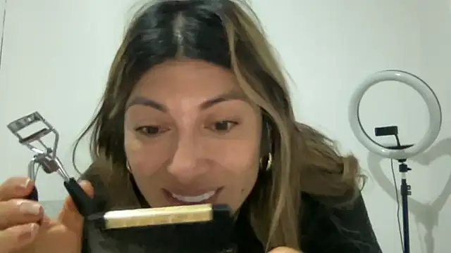 Snapshot of LunaBeya chatting on September 16, 2025, 11:11 am LunaBeya online show from September 16, 2025, 11:11 am