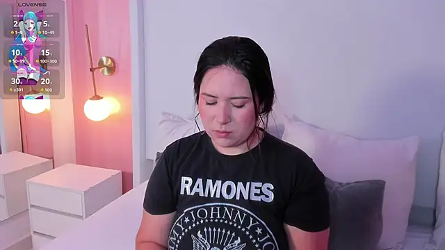 Snapshot of zoes_milee chatting on October 2, 2025, 11:24 am zoes milee online show from October 2, 2025, 11:24 am