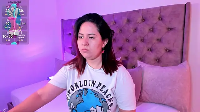 Snapshot of zoes_milee chatting on October 22, 2025, 11:20 am zoes milee online show from October 22, 2025, 11:20 am