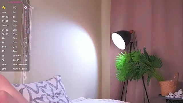 Snapshot of LinnHigh chatting on October 24, 2025, 4:39 pm LinnHigh online show from October 24, 2025, 4:39 pm