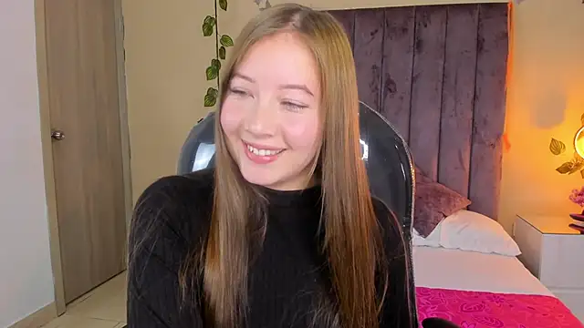 Snapshot of Dahlia_Rousse chatting on October 18, 2025, 10:12 pm Dahlia Rousse online show from October 18, 2025, 10:12 pm