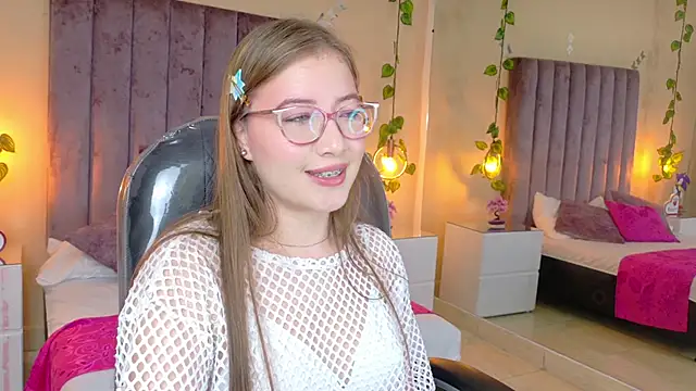 Snapshot of Dahlia_Rousse chatting on February 19, 2026, 6:32 am Dahlia Rousse online show from February 19, 2026, 6:32 am