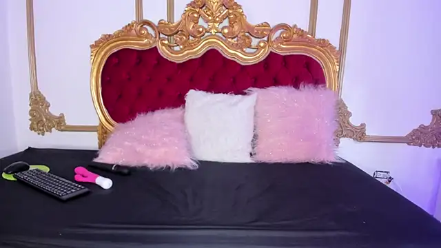 Snapshot of Cristal_Bons chatting on October 4, 2025, 8:43 pm Cristal Bons online show from October 4, 2025, 8:43 pm