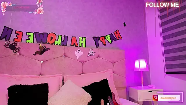 Snapshot of Elise-Leyton chatting on October 30, 2025, 9:11 pm Elise-Leyton online show from October 30, 2025, 9:11 pm