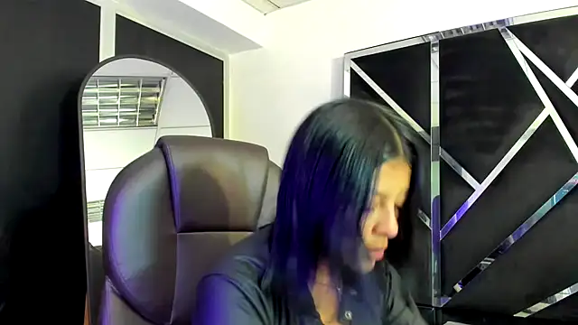 Salmaportman69 online show from October 19, 2025, 4:04 am