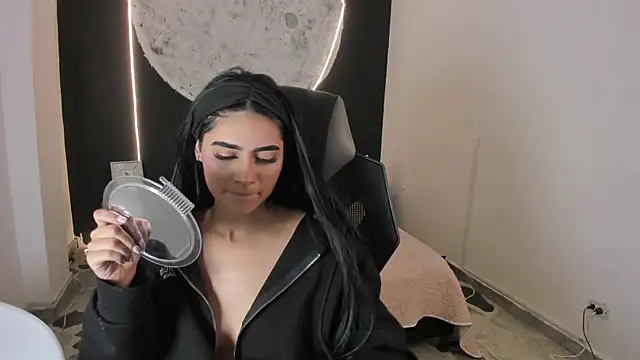 Snapshot of BellaaStorm chatting on October 18, 2025, 8:33 pm BellaaStorm online show from October 18, 2025, 8:33 pm