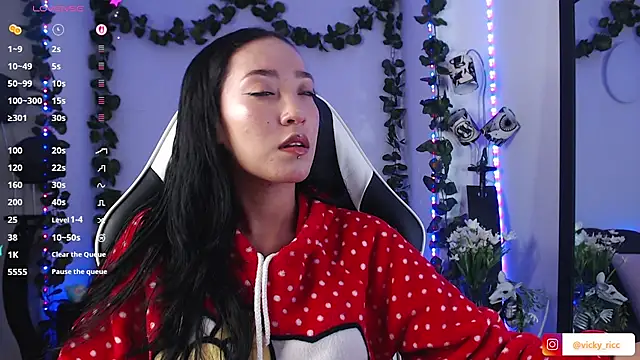 victoria ricci a online show from October 8, 2025, 4:36 am