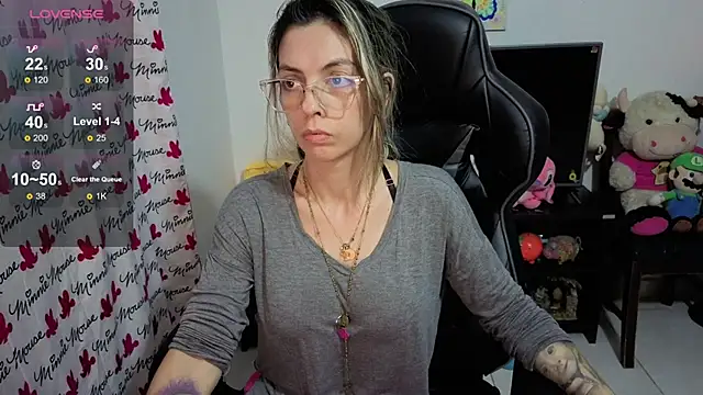 Snapshot of Princezzlove3 chatting on October 1, 2025, 12:06 am Princezzlove3 online show from October 1, 2025, 12:06 am