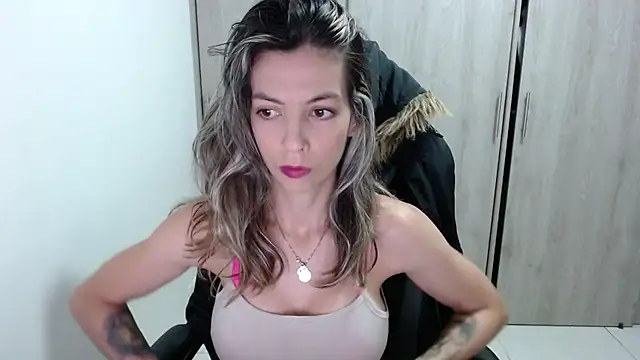 Princezzlove3 online show from February 17, 2025, 11:55 am