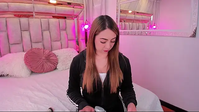 Snapshot of Katalina_Evans chatting on October 3, 2025, 11:12 am Katalina Evans online show from October 3, 2025, 11:12 am