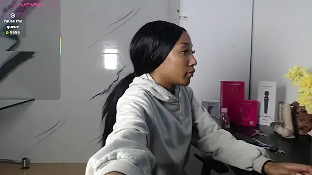 esmeralda-bk online show from October 7, 2025, 10:11 pm