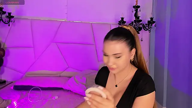 Snapshot of Aitana_Hilton_ chatting on October 11, 2025, 11:55 am Aitana Hilton online show from October 11, 2025, 11:55 am