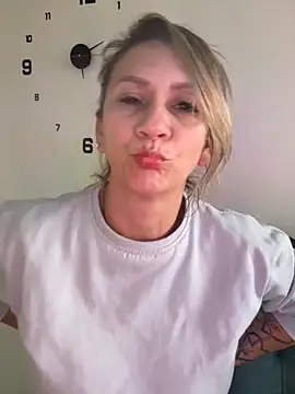 AtheneaRusell online show from November 10, 2025, 10:04 pm