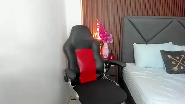 Snapshot of emmily_taylor_ chatting on March 13, 2025, 10:32 pm emmily taylor  online show from March 13, 2025, 10:32 pm