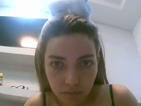 VittoriaTaylor online show from April 3, 2026, 1:01 am