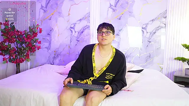 vanilla hot online show from September 25, 2025, 7:42 pm