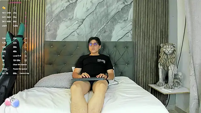 vanilla hot online show from March 2, 2025, 7:19 pm