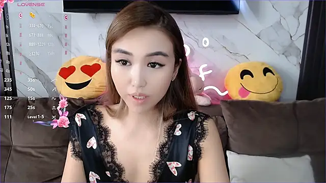 lilulileee online show from January 31, 2025, 7:50 am