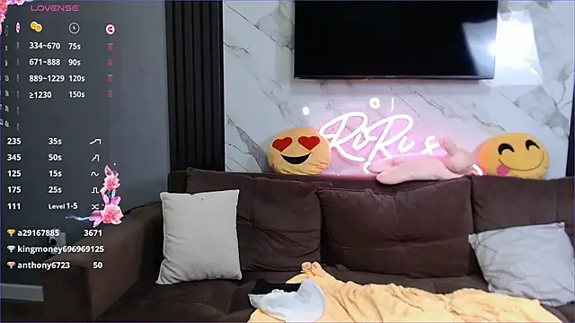 lilulileee online show from February 12, 2025, 11:40 am