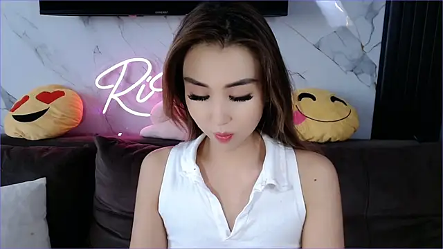 lilulileee online show from March 4, 2025, 4:38 am