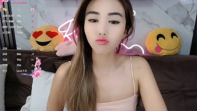 lilulileee online show from February 17, 2025, 4:09 am