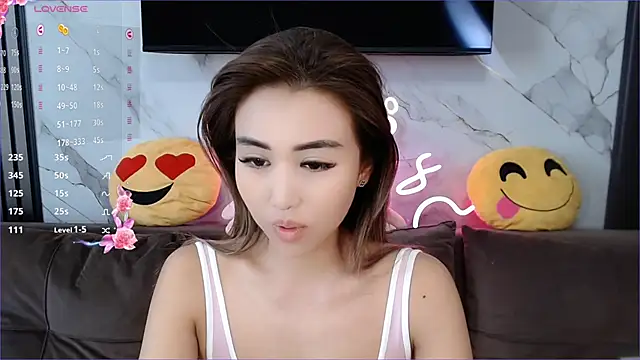 lilulileee online show from February 4, 2025, 5:42 am