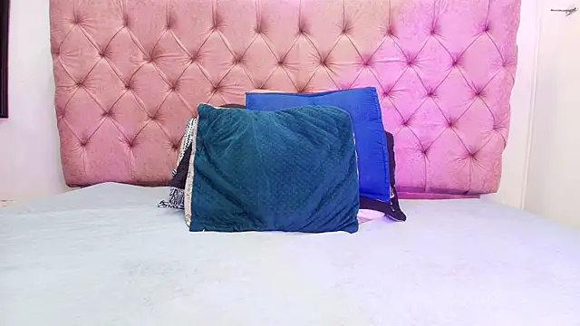 Auroraa miller online show from September 27, 2025, 12:00 pm