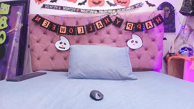 Auroraa miller online show from October 24, 2025, 11:53 am