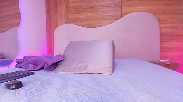 Auroraa miller online show from March 25, 2026, 3:06 am