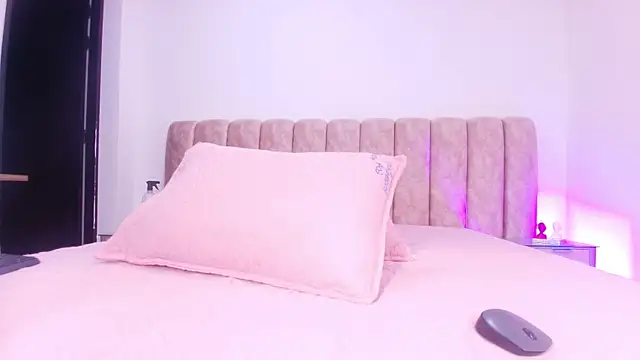 Auroraa miller online show from November 22, 2025, 11:53 am