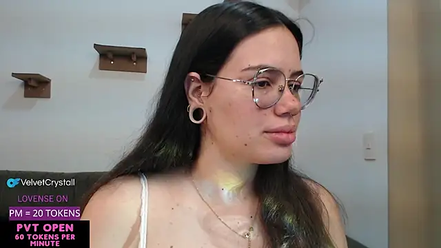 Snapshot of crystalll_room chatting on September 19, 2025, 4:27 am crystalll room online show from September 19, 2025, 4:27 am