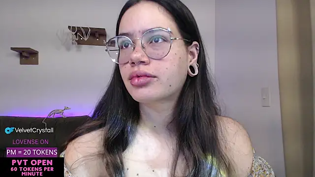 Snapshot of crystalll_room chatting on October 5, 2025, 5:53 am crystalll room online show from October 5, 2025, 5:53 am