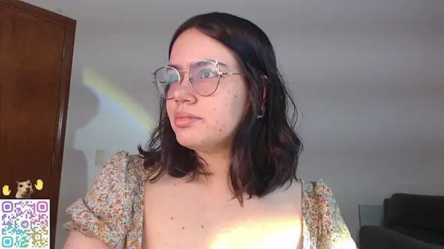Snapshot of crystalll_room chatting on July 16, 2026, 2:19 am crystalll room online show from July 16, 2026, 2:19 am
