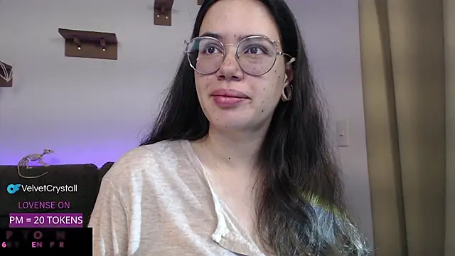 Snapshot of crystalll_room chatting on October 19, 2025, 6:49 am crystalll room online show from October 19, 2025, 6:49 am