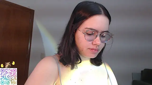 Snapshot of crystalll_room chatting on July 20, 2026, 12:18 am crystalll room online show from July 20, 2026, 12:18 am