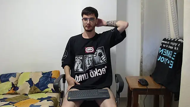 Snapshot of Aleex_Miller chatting on October 17, 2025, 4:38 am Aleex Miller online show from October 17, 2025, 4:38 am