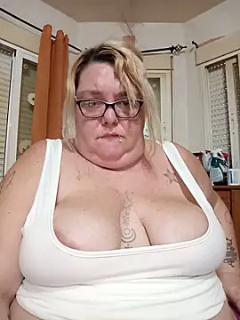 diosacurvy1984 online show from May 28, 2026, 7:27 am