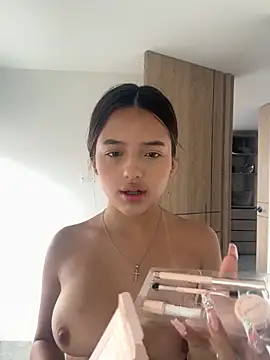 Snapshot of Sofia18_pinkk chatting on October 27, 2025, 8:32 pm Sofia18 pinkk online show from October 27, 2025, 8:32 pm