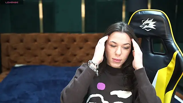 Roxi Twix online show from March 14, 2025, 7:37 am