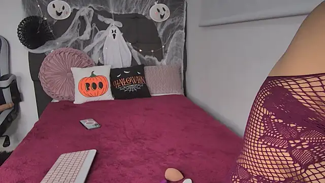 Snapshot of AmandaBrooks_18 chatting on October 19, 2025, 12:46 am AmandaBrooks 18 online show from October 19, 2025, 12:46 am