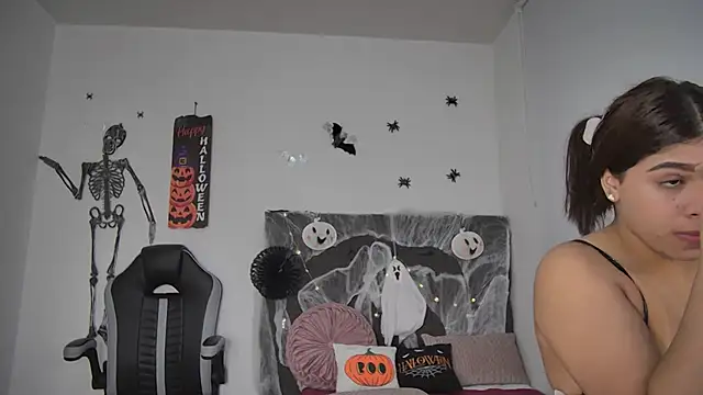 Snapshot of AmandaBrooks_18 chatting on October 16, 2025, 1:36 am AmandaBrooks 18 online show from October 16, 2025, 1:36 am