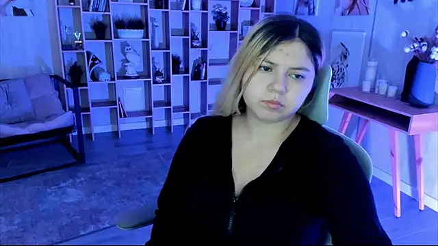 Snapshot of DiaAngell chatting on October 10, 2025, 7:25 pm DiaAngell online show from October 10, 2025, 7:25 pm