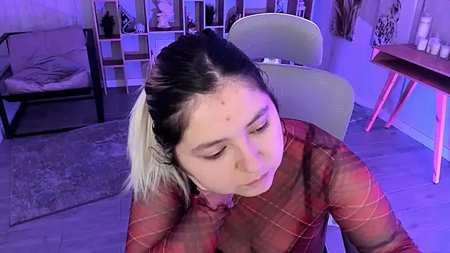 Snapshot of DiaAngell chatting on October 24, 2025, 8:19 pm DiaAngell online show from October 24, 2025, 8:19 pm