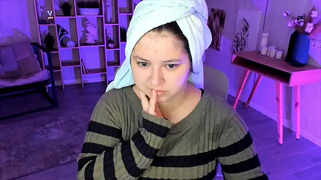 Snapshot of DiaAngell chatting on October 14, 2025, 7:14 pm DiaAngell online show from October 14, 2025, 7:14 pm