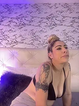viktoria davis  online show from February 25, 2025, 9:58 pm