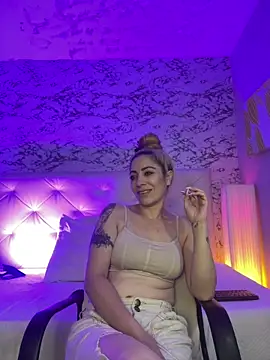 viktoria davis  online show from February 3, 2025, 9:39 pm