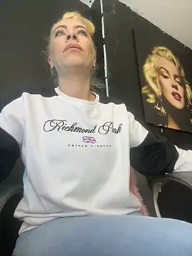 viktoria davis  online show from October 1, 2025, 11:30 pm