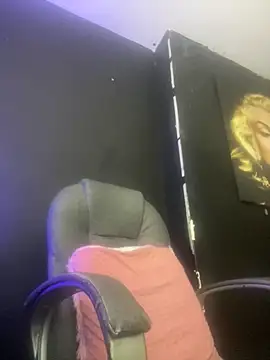 viktoria davis  online show from October 14, 2025, 10:42 pm