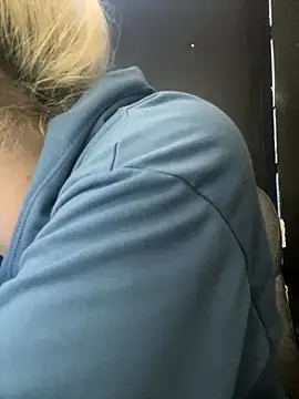 viktoria davis  online show from December 3, 2025, 11:36 pm