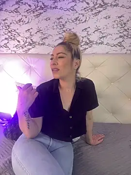viktoria davis  online show from February 26, 2025, 10:36 pm